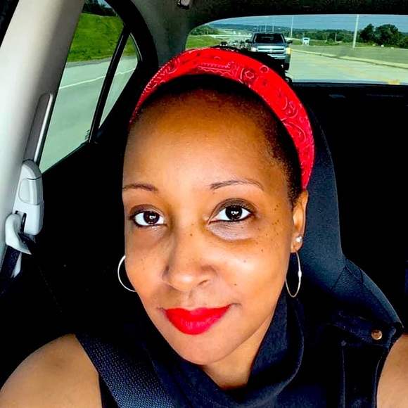 Meet your Posher, Nicole - Picture 2 of 6